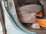 毎日過ごす運転席は要チェック。シートのへたり・擦れ、視界のイメージまで伝わる重要ポイント。