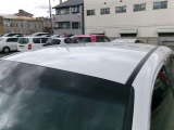 ルーフは目立つキズやへこみなどはない状態です。