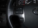 ステアリングスイッチ付きで、運転中に視線を前に向けたまま操作できます。