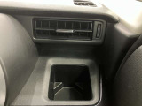 【運転席ドリンクホルダー】使いやすさに配慮したドリンクホルダー