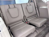 サードシートは2名乗車可能です。電動で収納&引き起こしができます。