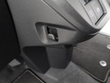 助手席側荷物フック。コンビニなどの買い物袋をサッとかけられて便利。