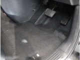 運転席フロア。体格を問わず心地よいドライビングポジションがとれるよう各ペダルが配置されています!