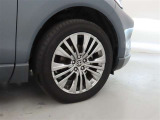 装着タイヤサイズは、225/55R19です。純正アルミホイールを装着しております。