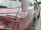 特徴的なデザインで後方からの確認しやすいLEDリアコンビネーションランプ