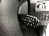 アダプティブクルーズコントロール機能付きです。走行中に先行車の様子を検知しながら、設定した車速の範囲内で先行車との距離のキープを支援します。詳細は販売店スタッフまでおたずねください。