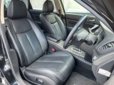 運転席と助手席です。ゆったり広々で着座できます。