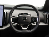 スポーク部には、さまざまな装備や機能を操作できるスイッチをスタイリッシュにレイアウト。一部の機能については、お好みに合わせてスイッチの割り当てをカスタマイズすることも可能です。