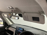 【サンバイザー】車内で身だしなみを整えるためのバニティミラーがセット。お化粧直しや髪型のチェックに活用できます。