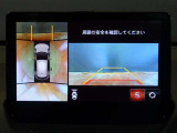 【360&deg;ビュー・モニター】前後左右4つのカメラ映像をさまざまな走行状況に応じて切り替えてセンターディスプレイに表示することで、駐車時や狭い道でのすれ違い時、見通しの悪い交差点進入時でも安心感を高めます。