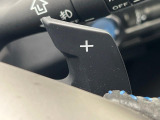 【パドルシフト】ハンドルから手を離さずに素早くシフトアップ&ダウンができるので、エンジンブレーキを使う下り坂や高速道路の合流で加速したい場面で役立ちます。