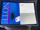 取扱説明書やメンテナンスノートもそろっています。スマートキーは荷物を持っている時でも、キーを取り出さずドアの施錠・開錠ができます。