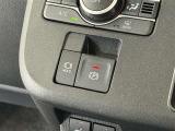 【電動パーキングブレーキ】条件を満たした場合に従来のパーキングボタンやレバーを引かなくてもパーキングに自動的に入り、発進状態の条件を満たした場合には自動でパーキングブレーキが解除されます