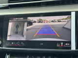 ●リアビューカメラ『入車経路を算出し、ガイドラインと補助線をディスプレイに表示します。同時にバンパーに内蔵のセンサーが障害物を感知し音で注意を促します。後方の死角も安心していただけます。』