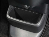 ◆センターロアボックス◆インパネ中央の下部には、ごみ箱としても使用する事ができるセンターロアボックスを装備しております。