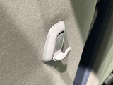 運転席&助手席の背面についたユーティリティフックには荷物がサッと掛けられます。