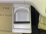 運転席からも助手席からも自由に使えるドリンクホルダーもついております。足元部分にはちょっとした小物を入れるのに便利な収納BOXもあります。