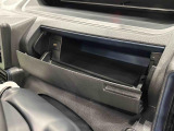 小物が収納できる運転席側インパネアッパーボックス。 ボックス内にはUSBソケットが一口。