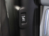◆パワースライドドアスイッチ◆ピラーに設置したスイッチを室内ハンドルと使い分け、スライドドアが開いているときも閉じているときも、2列目シートがどの位置でも無理なく開閉操作ができます。