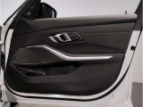BMWのドアを閉めた時の重厚感は所有者様の満足度を高めてくれます。