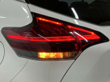 【テールランプ】夜間や悪天候時に後続車へ自車の存在と車幅を伝え、追突事故を防ぐ【安全性の向上】が最大の目的です。