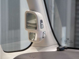 【サイドビューサポートミラー】通常は運転席から見えない左フロントタイヤの前方を映し出すミラー。さまざまなシーンで安心感のある運転をサポートします。