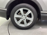 アルミホイールです。車にぴったりなデザインで、足元がおしゃれに♪また、スチールホイールに比べ軽いので、車の燃費も良くなりますよ!