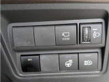 オートマチックハイビームとは、先行車や対向車のライトを認識し、ハイビームとロービームを自動で切り替える機能です。夜道の視界を確保します。詳細は販売店スタッフまでおたずねください。