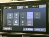 AM・FMやディスク、テレビなど、選べる音源を画面上で確認できます。使いたい項目が一覧で表示され、音楽やラジオなど目的に合わせて切り替えやすい構成です。