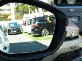 ●走行中に斜め後ろに車両が存在すると、その方向のドアミラーにマークが点灯、さらにその方向にウィンカーを操作するとマークの点滅と警報音で注意を促すブラインドスポットインフォメーション付きで安心ですね