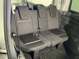 3列目シートは2列目シートがスライドするので、足元も広くしっかり座れるスペースが確保されています。両サイドにはカップホルダーもついています。