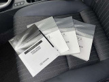 メンテナンスノート、取扱説明書です。 その車の整備記録が事細やかに記録されています。 車が生まれてから今までどのような道を歩んできたのか判るとても重要な物ですよ。