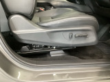 【電動シート】シートの位置や角度を細かく調整できるパワーシートが装備されているので、運転も快適ですね♪