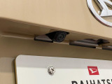 【バックカメラ】 駐車時に車両後方の様子を見ることができるので、運転の不安を軽くします。
