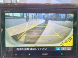 【リヤカメラ・ワイドビュー】後方を広く映し出し、左右からの接近車両や歩行者も確認しやすいビューです。