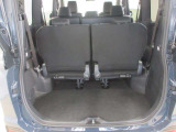 8名乗車時の荷室です。