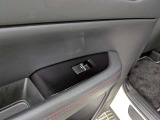 パワーウィンドウのスイッチですよ。運転席に居ながら窓を開け閉めのコントロールできます。