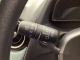 レバーをAUTOの位置にしているとき、レインセンサーが雨を感知すると、雨量に応じてワイパーが自動で作動してくれるオートワイパーを装備!設定変更で非作動にすると、間欠作動に固定されます。