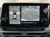 ギアを『R』に入れるとナビ画面に、まるで雲の上から覗いているような映像が映り、駐車をサポートしてくれます。
