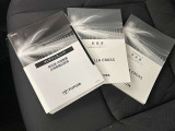 メンテナンスノート、取扱説明書です。 その車の整備記録が事細やかに記録されています。 車が生まれてから今までどのような道を歩んできたのか判るとても重要な物ですよ。