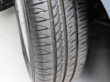 タイヤサイズは「185/65R14」になります。タイヤの溝は約5mm残っています。