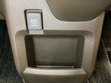 アクセサリーソケットはUSBのアダプターなどをつければ、スマホの充電にも使えます。周辺には物が置けるボックスがついています。
