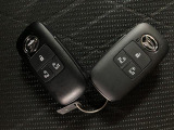 電子カードキーを携帯していれば、ドアハンドルやバックドアのリクエストスィッチを押すだけでドアの施錠、開錠が行えます。電子カードキーがないとエンジンが始動しない、盗難防止に役立つイモビライザー機能付