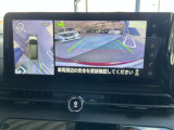 『アラウンドビューモニター』は、空から見下ろすような視点で、スムースな駐車と安全確認をサポートします。
