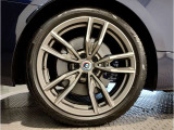【BMWアロイホイル】軽量かつ強度に拘ったアロイホイル。走行性能ポテンシャルを引き出す設計。車の足元を引き締めてくれる大きなポイントはアロイホイルです。