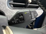 MINIの運転席操作部は、中央に構えるディスプレイが最大の特徴です。航空機を思わせるトグルスイッチなど、直感的で遊び心のあるメカニカルな操作感が、ゴーカートのような走りの高揚感を高めます。