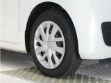 ◆純正ホイール装着車◆シンプルなデザインのホイールキャップ付きです。