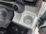 運転席にはドリンクホルダーと嬉しい小物入れがあります♪