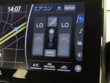 左右独立で温度調整可能なオートエアコンを装備しております。
