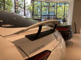 リアスポイラーを上げたGT63Sの後ろ姿です。低く流れるルーフと可動する翼の組み合わせが、普段の4ドアとは違う表情を見せます。走る楽しみと4ドアの使い勝手を一緒に味わえる一台です。